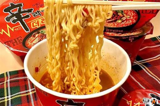 کرهایها ظروف مصرفشده نودل را تبدیل به خوراک پتروشیمی میکنند کرهایها ظروف مصرفشده نودل را تبدیل به خوراک پتروشیمی میکنند