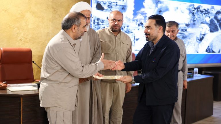 تقدیر از مدیرعامل شرکت پالایش نفت آبادان هم‌زمان با آغاز هفته دفاع مقدس